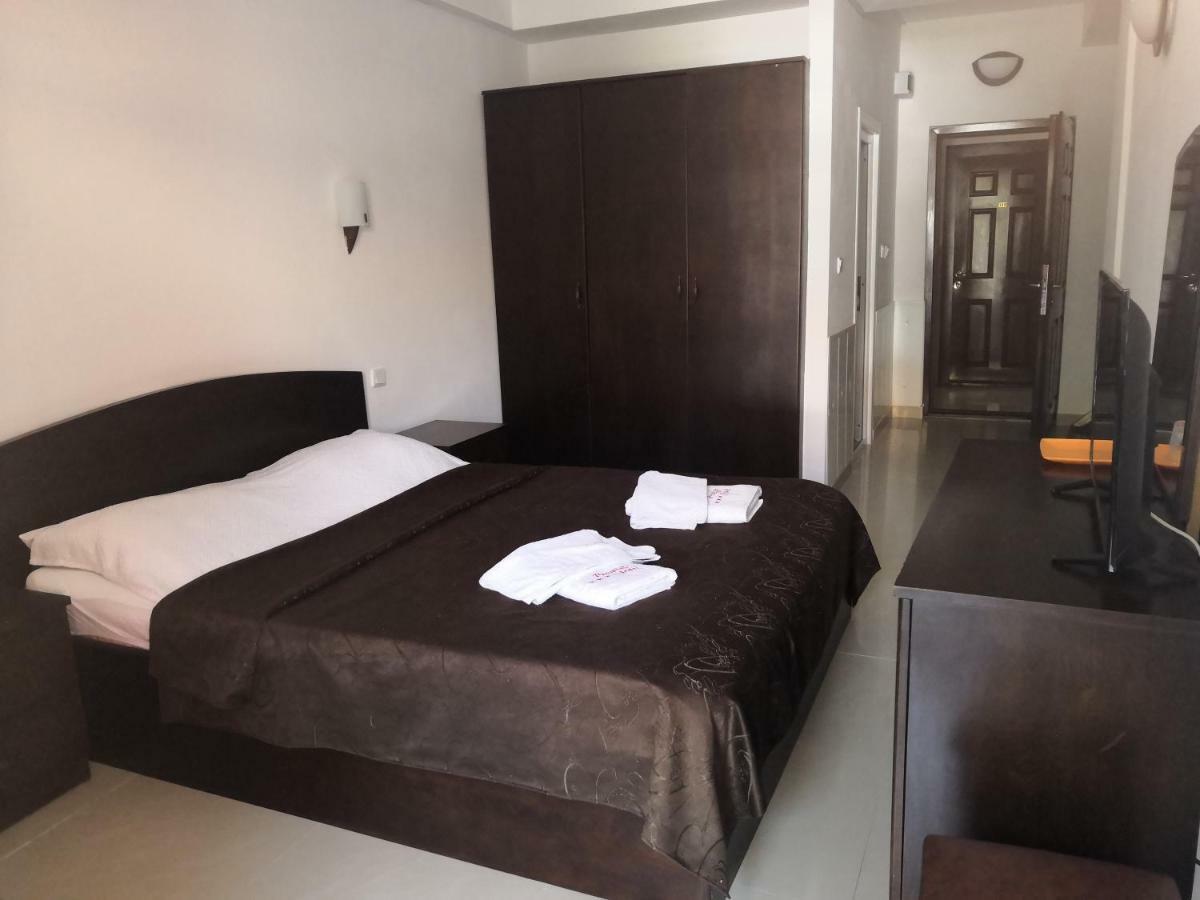 Hotel Prestige Костинешти Экстерьер фото
